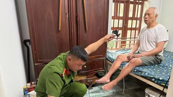 Công an xã Thiên Lộc cấp đổi thẻ Đảng viên tại nhà cho người cao tuổi