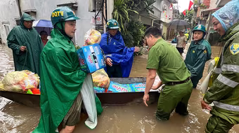 Công an phường Kiến Hưng kịp thời hỗ trợ người dân bị ảnh hưởng do hoàn lưu bão số 5 