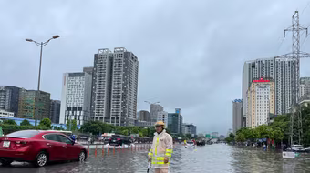 Công an Hà Nội dầm mưa phân luồng đảm bảo trật tự an toàn giao thông sáng 26-8