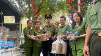 Nữ chiến sỹ Công an phường Phú Thượng tham gia bảo đảm ANTT sự kiện A80 