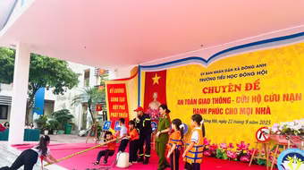 Gần 2.000 thầy và trò trường Đông Hội trải nghiệm kỹ năng sinh tồn trong hỏa hoạn