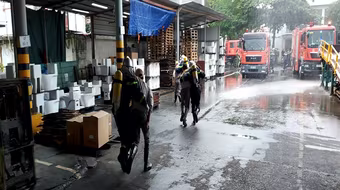 Xử lý nhanh sự cố cháy giả định tại kho chứa hàng thành phẩm do chập điện