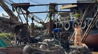 Xử lý tàu khai thác cát trái phép trên sông