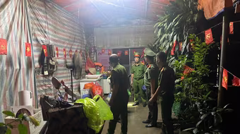 Công an Hà Nội đội mưa làm nhiệm vụ đảm bảo an ninh trật tự, phân luồng giao thông