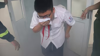  Học sinh trải nghiệm kỹ năng thoát nạn trong môi trường khói, khí 