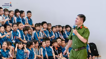 Trang bị kỹ năng tự cứu mình trong hoả hoạn cho học sinh và thầy cô giáo