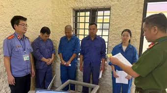 Khởi tố Phó giám đốc Bệnh viện Phổi Hà Nội cùng 10 bị can 