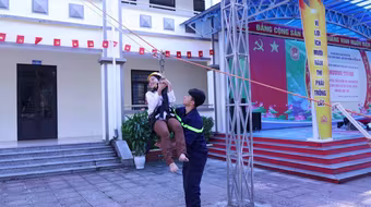 Thoát nạn bằng cầu dây nghiêng, trải nghiệm cần thiết trong ứng phó khi có hoả hoạn