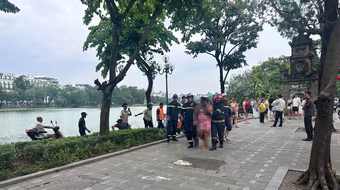  Kịp thời cứu nạn người nước ngoài ngã xuống hồ Hoàn Kiếm