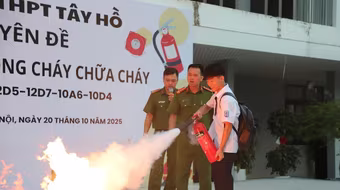 Trên 1.000 cán bộ, giáo viên và học sinh thực tập kỹ năng thoát nạn, chữa cháy