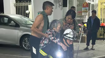 Hướng dẫn thoát nạn 2 người ở đám cháy tại tầng 4 chung cư 15 Đông Quan