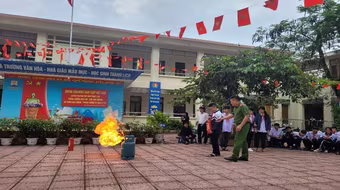 Cảnh sát phòng cháy trang bị kỹ năng ứng phó xử lý sự cố hoả hoạn cho học sinh