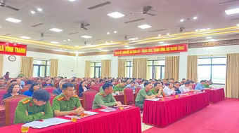 Công an xã Vĩnh Thanh lắng nghe ý kiến nhân dân