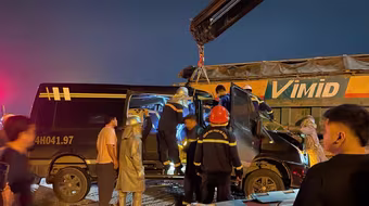 Kịp thời cứu nạn người mắc kẹt trong xe ô tô lúc rạng sáng