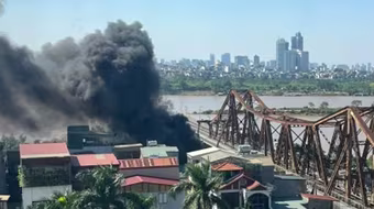 Xử lý nhanh vụ cháy cơ sở kinh doanh hàng ăn dưới chân cầu Long Biên