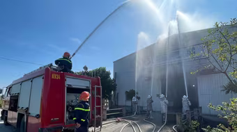 Xử lý tình huống cháy giả định tại Công ty Thế giới sơn mài