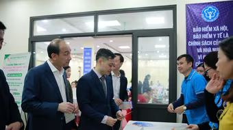 Phường Phú Thượng trao hợp đồng vay vốn giúp hộ nghèo cải thiện đời sống