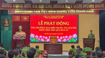 Công an phường Tây Hồ hỗ trợ miền Trung, Tây Nguyên nhiều phần quà và tiền