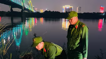 Kịp thời ngăn chặn người phụ nữ có ý định tiêu cực tại cầu Nhật Tân