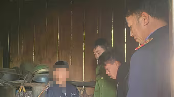 Hai thiếu niên khống chế, lấy tiền của người già neo đơn 