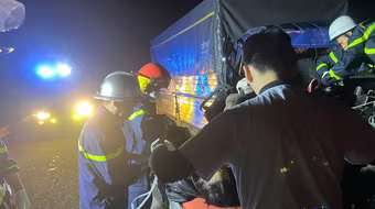 Kịp thời cứu nạn nhân mắc kẹt trong ca bin ô tô bị tai nạn