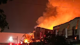 Dập tắt đám cháy hàng nghìn mét vuông nhà xưởng tại Bắc Ninh