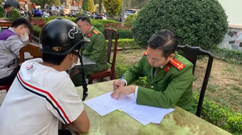 Tạm giữ hơn 50 phương tiện tại khu vực “Cây cô đơn” ở tỉnh Bắc Ninh