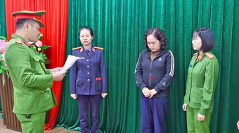 Bắt tạm giam cán bộ thuộc cơ quan Thuế về tội nhận hối lộ