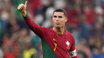 Ronaldo khoe bụng 6 múi dù đã ở tuổi 39