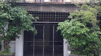 Người đàn bà bị đôi nam nữ tạt chất lỏng vào mặt