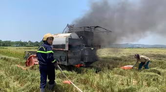 Máy gặt đang hoạt động bỗng dưng bốc cháy