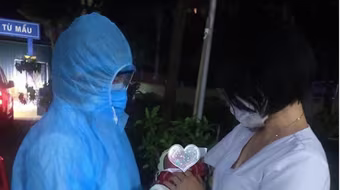 Bé gái bị bỏ rơi trong thùng các tông chứa đầy đồ cũ