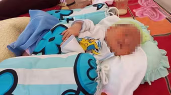 Hai người bịt mặt bỏ lại bé gái sơ sinh trước cổng đền