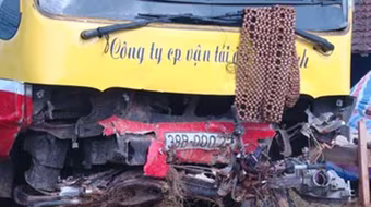 Xe buýt nổ lốp đâm 1 người chết, 8 người bị thương