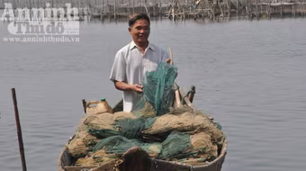 Kỳ lạ lão ngư mù đánh cá bằng…tai