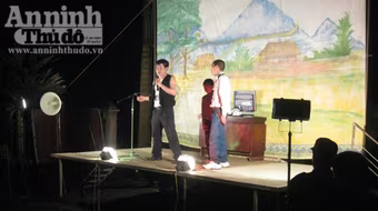 Phá rối đêm văn nghệ của xã vì nhiễm HIV