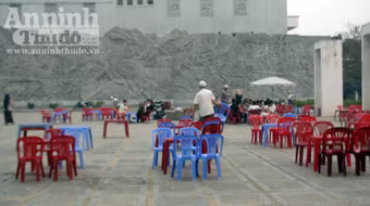 Nhếch nhác tại tượng đài chiến thắng Điện Biên Phủ