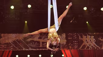 Minh Hằng hóa "Nữ hoàng Ai cập" nhào lộn trên không trung