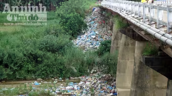 Kiểm tra bãi rác "khủng" dưới cầu sông Giang