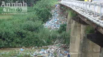 Khắc phục bãi rác "khủng" dưới cầu sông Giang 