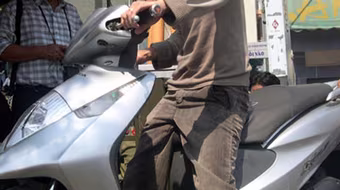 Vờ va chạm giao thông để cướp xe máy