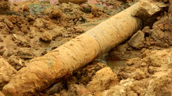 Phát hiện đạn cối còn nguyên ngòi nổ giữa phố