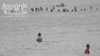 Vụ 3 người chết đuối ở Quảng Ngãi: Đã vớt được xác cháu bé 