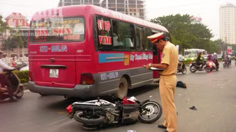 Xe máy quệt ta xi, va vào xe khách làm 2 người thương vong