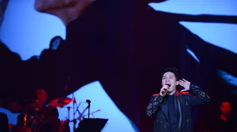 "Chiếc khăn piêu" vươn lên dẫn đầu Bảng xếp hạng