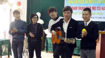 Ca sĩ ZMA sưởi ấm trái tim trẻ mồ côi