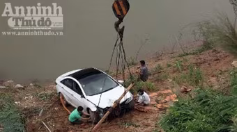 Sương mù dày đặc, xế hộp bay thẳng xuống sông