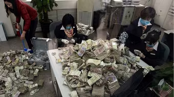 "Đại gia" vác 11 bao tiền đến gửi ngân hàng