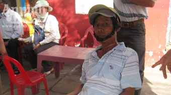 Dây sà xuống đường, cứa cổ người đi đường