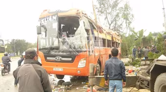 Lật xe khách, hàng chục hành khách về quê ăn Tết phải nhập viện